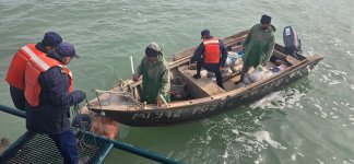 Xəzərdə köməksiz vəziyyətdə qalan balıqçılar xilas edilib (FOTO)