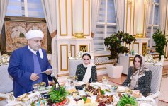 Leyla Əliyeva və Arzu Əliyeva Müqəddəs Ramazan ayı münasibətilə keçirilən iftar mərasimində iştirak ediblər (FOTO)