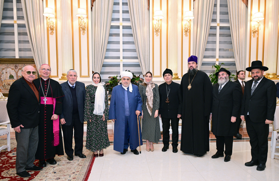 Leyla Əliyeva və Arzu Əliyeva Müqəddəs Ramazan ayı münasibətilə keçirilən iftar mərasimində iştirak ediblər (FOTO)