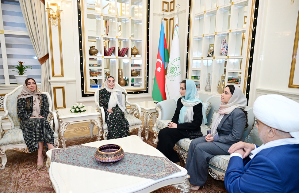 Leyla Əliyeva və Arzu Əliyeva Müqəddəs Ramazan ayı münasibətilə keçirilən iftar mərasimində iştirak ediblər (FOTO)