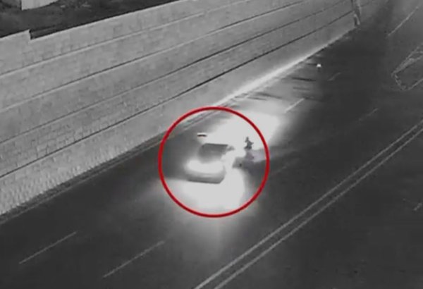 Bakıda ağır qəza: motosikletlə avtomobil toqquşdu (VİDEO)