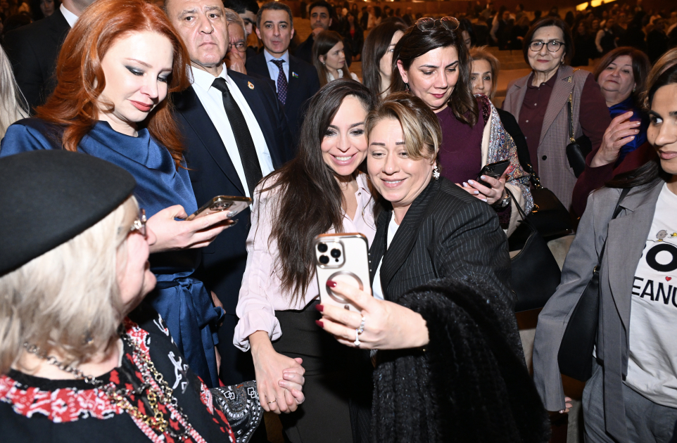 Leyla Əliyeva Heydər Əliyev Sarayında “Yalnız mədəniyyət” adlı musiqili tamaşada iştirak edib (FOTO)