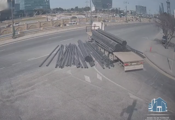 Paytaxtın bu ərazisində yol qəzası: yükün bir hissəsi yola dağılıb (VİDEO)