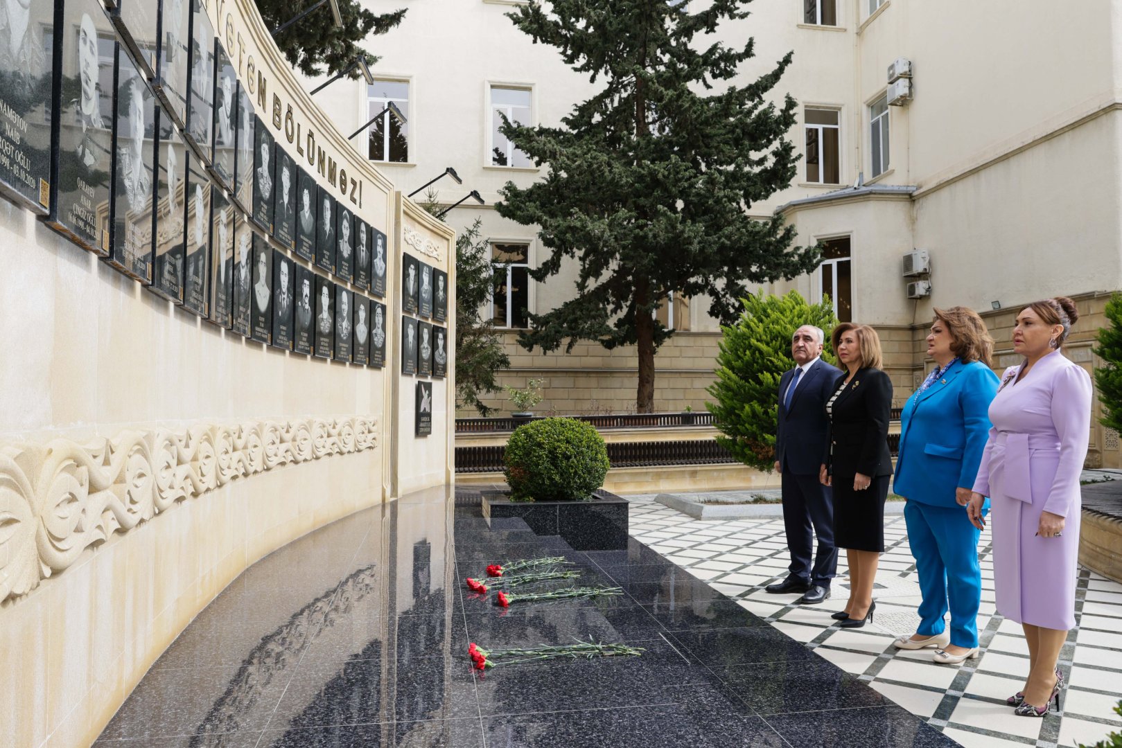 UNEC-də qadınların dayanıqlı inkişafda roluna həsr olunmuş I Beynəlxalq simpozium keçirilib (FOTO)