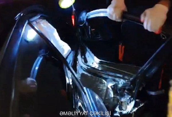 Bakıda ağır qəza: avtomobildə sıxılı vəziyyətdə qalan şəxs xilas edilib (VİDEO)