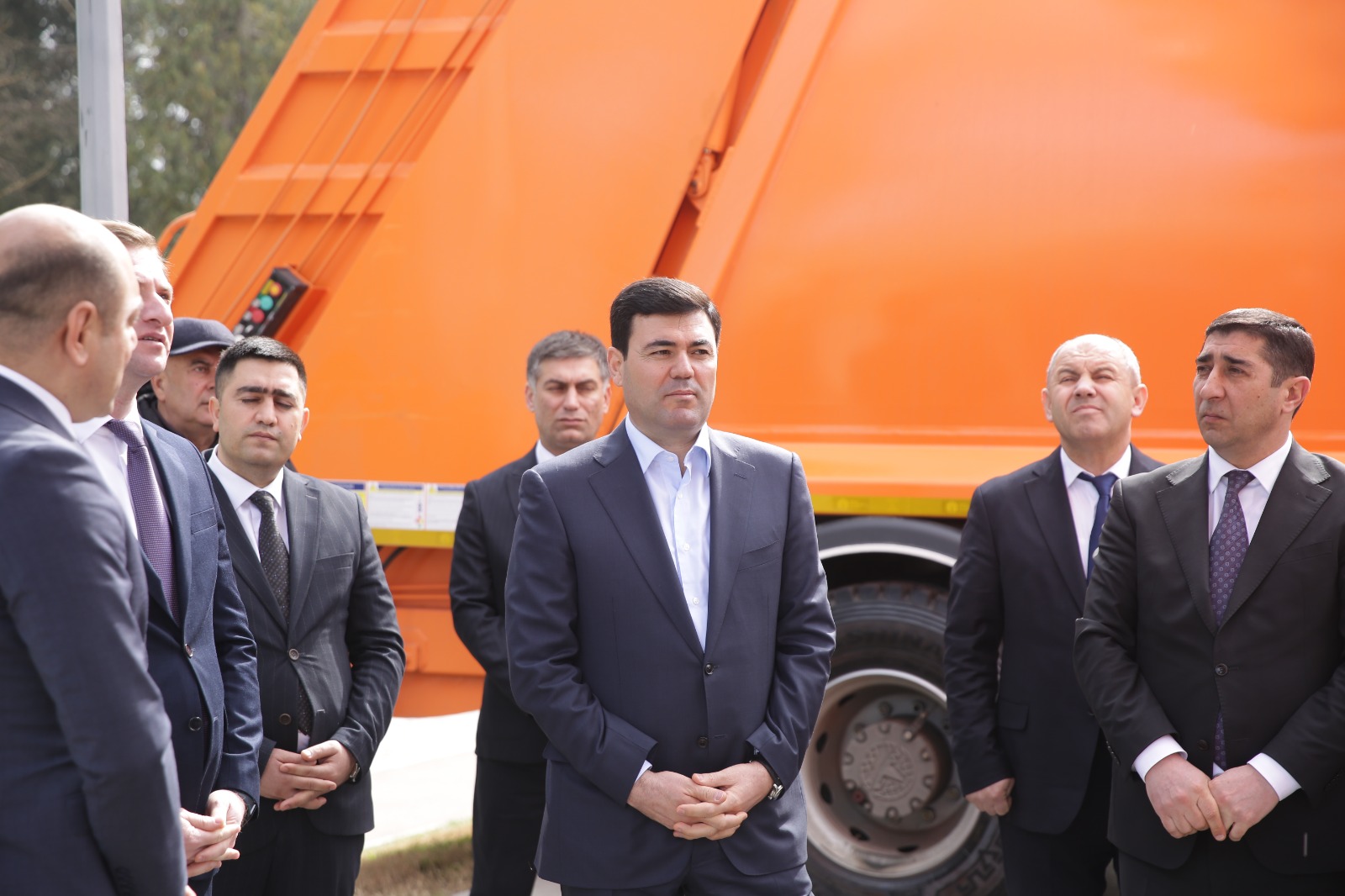 Xaçmaz rayonuna məişət tullantılarının daşınması üçün daha iki yeni texnika verilib (FOTO)