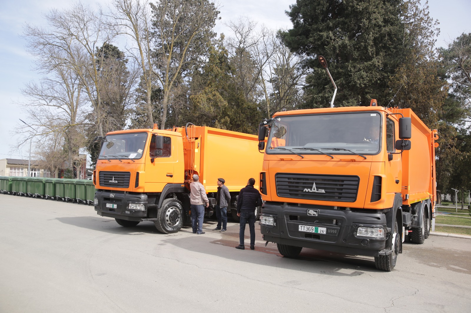 Xaçmaz rayonuna məişət tullantılarının daşınması üçün daha iki yeni texnika verilib (FOTO)