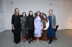 Leyla Əliyeva "Mənzərəyə açılan ev" mövzusunda qrup sərgisində iştirak edib (FOTO)