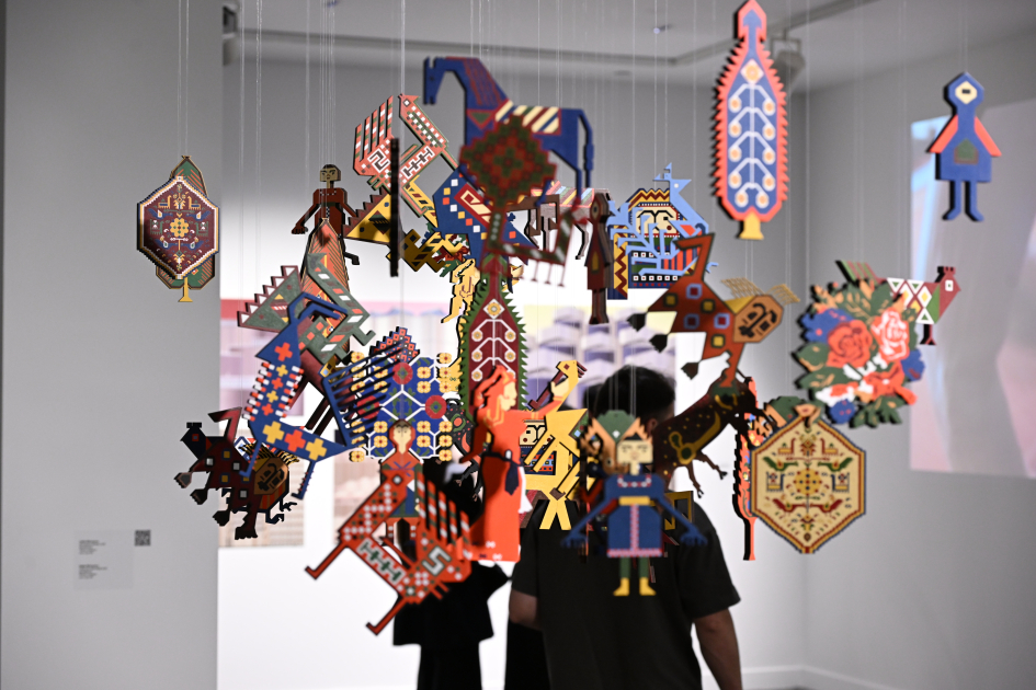 Leyla Əliyeva "Mənzərəyə açılan ev" mövzusunda qrup sərgisində iştirak edib (FOTO)