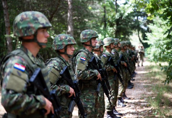 Bu Avropa ölkəsində həqiqi hərbi xidmət bərpa olunub