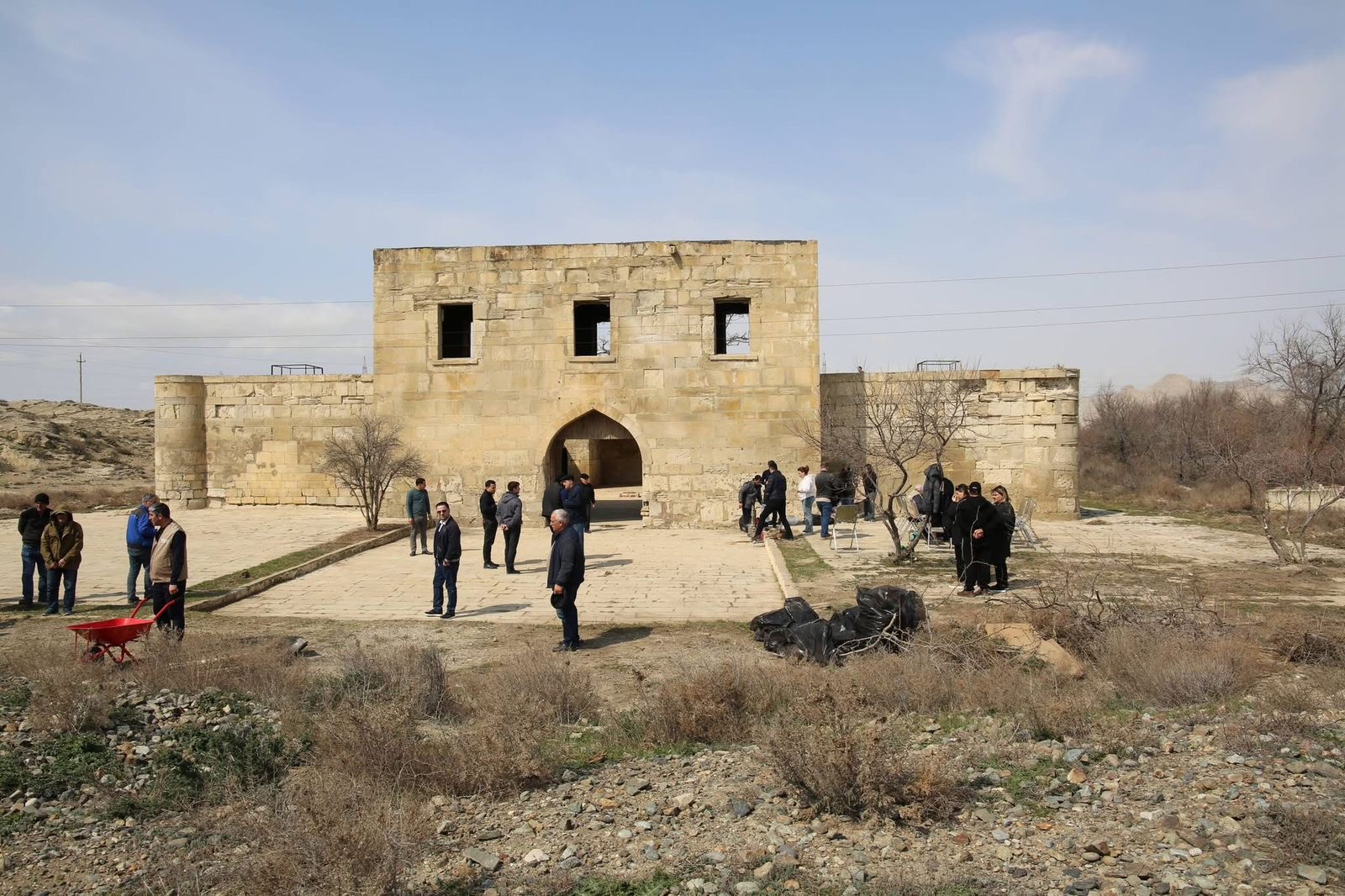 Qaradağda yerləşən tarixi karvansaranın ətrafında təmizlik aksiyası keçirilib (FOTO)