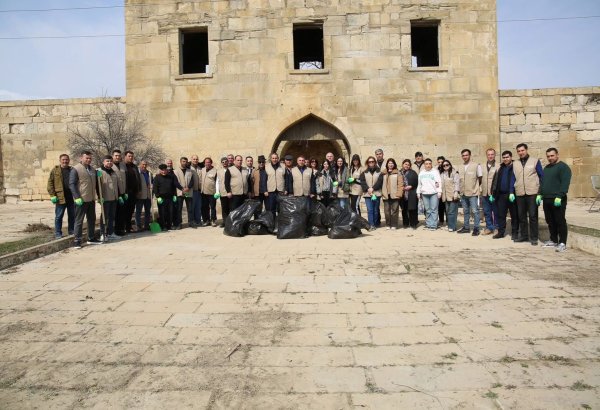 Qaradağ rayonunda yerləşən tarixi karvansaranın ətrafında təmizlik aksiyası keçirilib (FOTO)