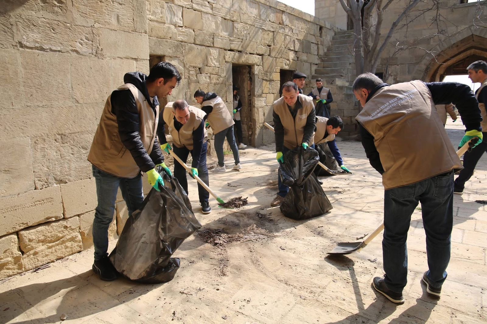 Qaradağda yerləşən tarixi karvansaranın ətrafında təmizlik aksiyası keçirilib (FOTO)