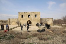 Qaradağda yerləşən tarixi karvansaranın ətrafında təmizlik aksiyası keçirilib (FOTO)