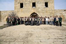 Qaradağda yerləşən tarixi karvansaranın ətrafında təmizlik aksiyası keçirilib (FOTO)