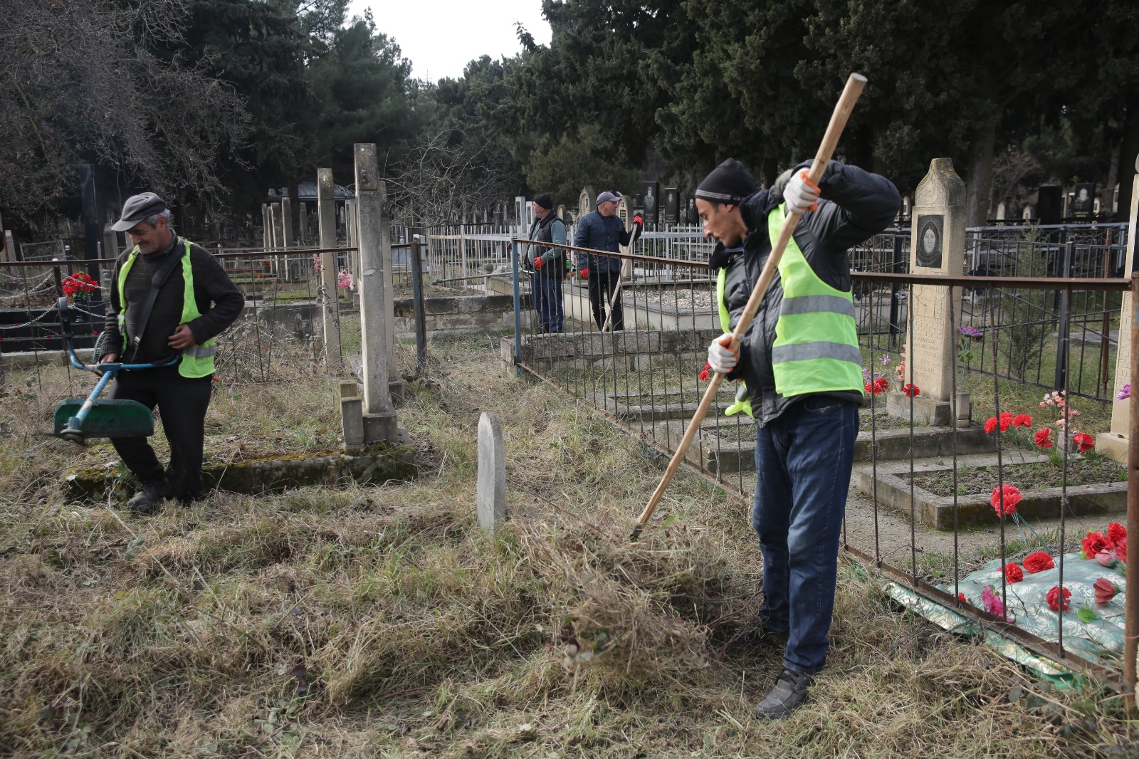 Xaçmazın şəhər, qəsəbə və kənd qəbiristanlıqlarında geniş iməcilik aksiyaları keçirilib (FOTO)