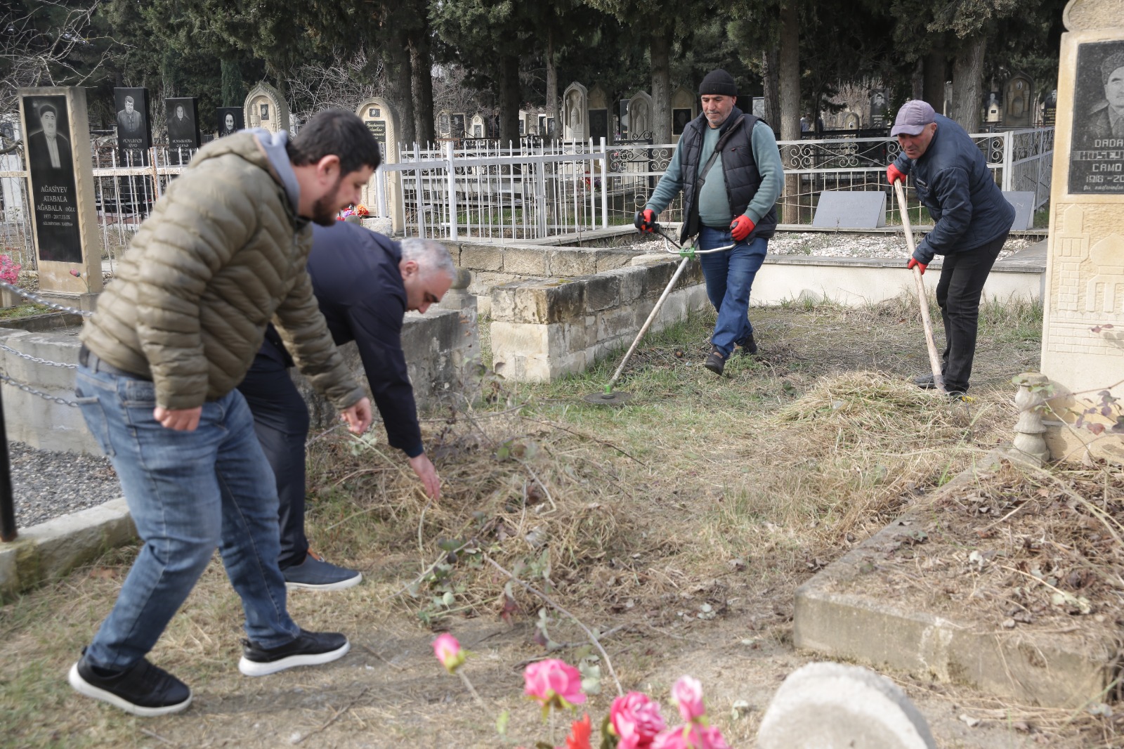 Xaçmazın şəhər, qəsəbə və kənd qəbiristanlıqlarında geniş iməcilik aksiyaları keçirilib (FOTO)