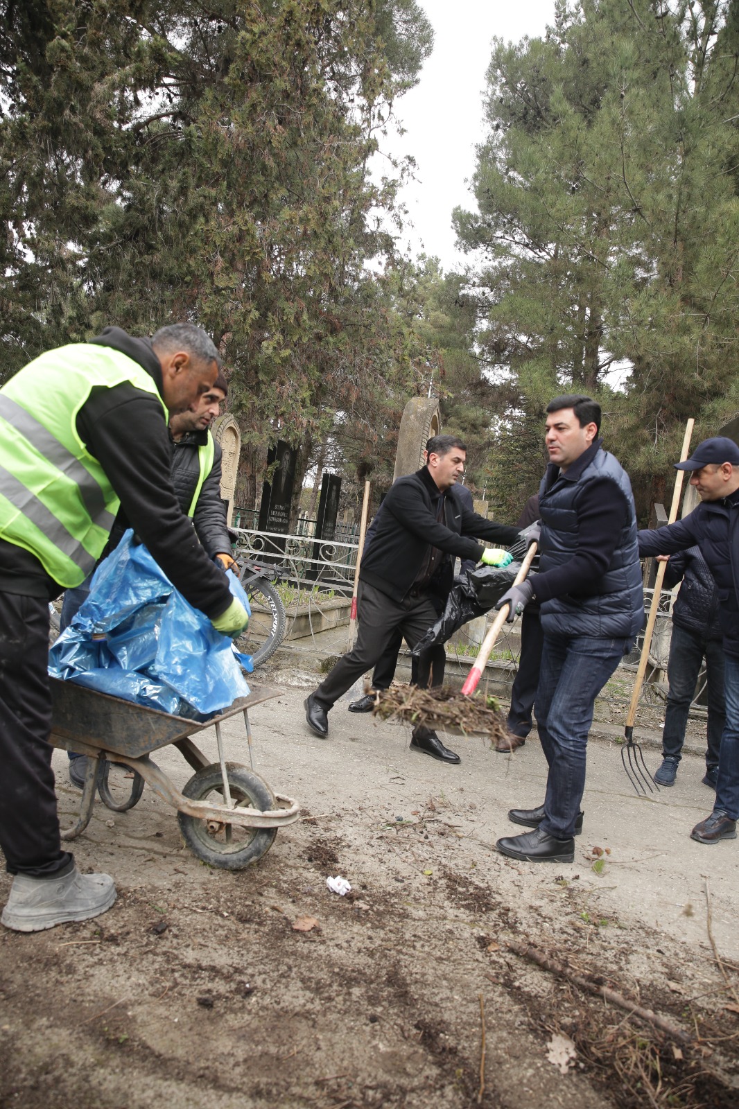 Xaçmazın şəhər, qəsəbə və kənd qəbiristanlıqlarında geniş iməcilik aksiyaları keçirilib (FOTO)