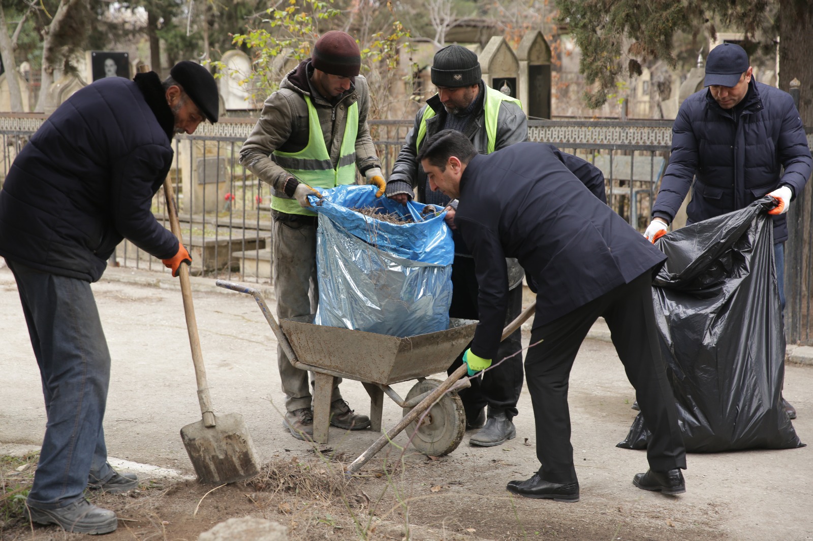 Xaçmazın şəhər, qəsəbə və kənd qəbiristanlıqlarında geniş iməcilik aksiyaları keçirilib (FOTO)