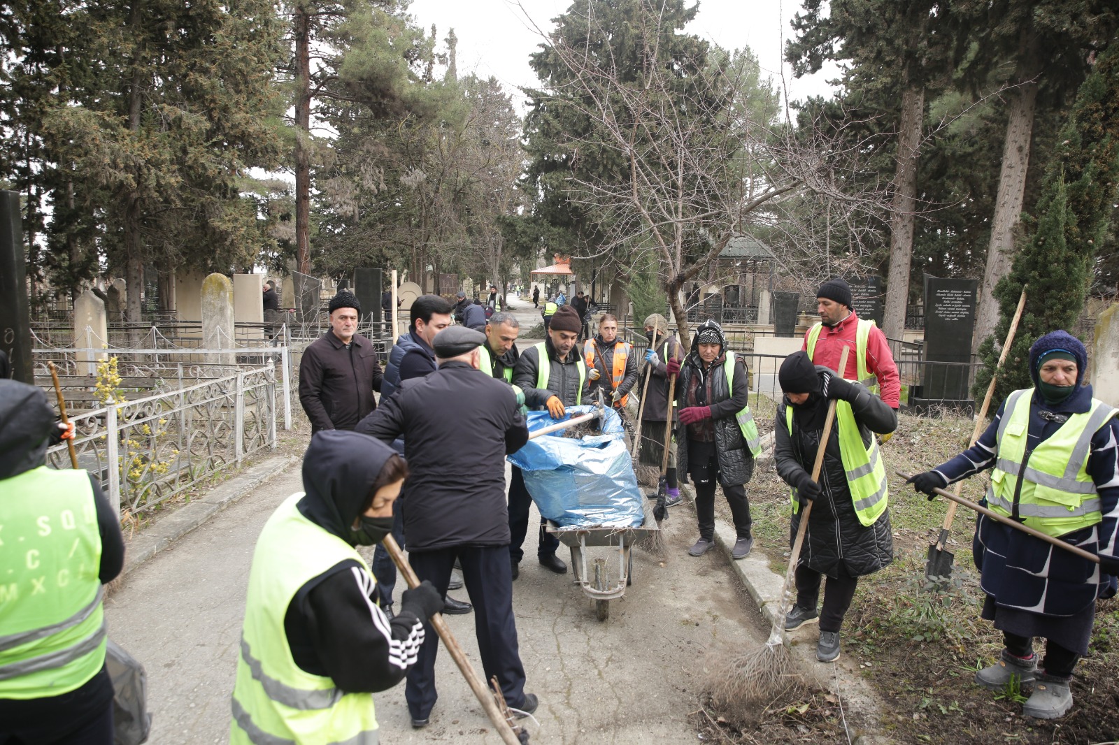Xaçmazın şəhər, qəsəbə və kənd qəbiristanlıqlarında geniş iməcilik aksiyaları keçirilib (FOTO)