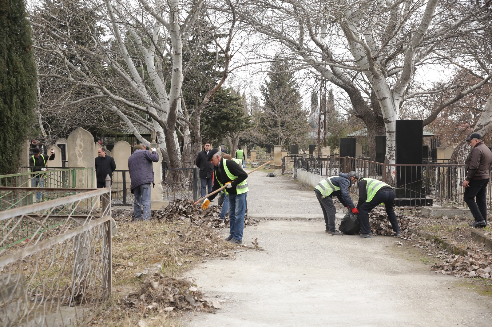 Xaçmazın şəhər, qəsəbə və kənd qəbiristanlıqlarında geniş iməcilik aksiyaları keçirilib (FOTO)