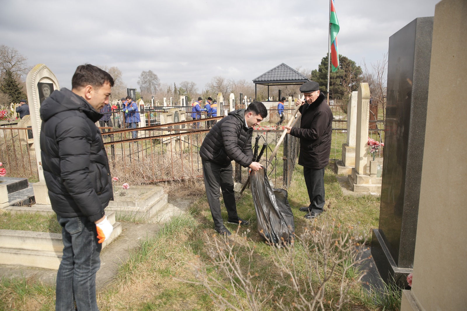Xaçmazın şəhər, qəsəbə və kənd qəbiristanlıqlarında geniş iməcilik aksiyaları keçirilib (FOTO)