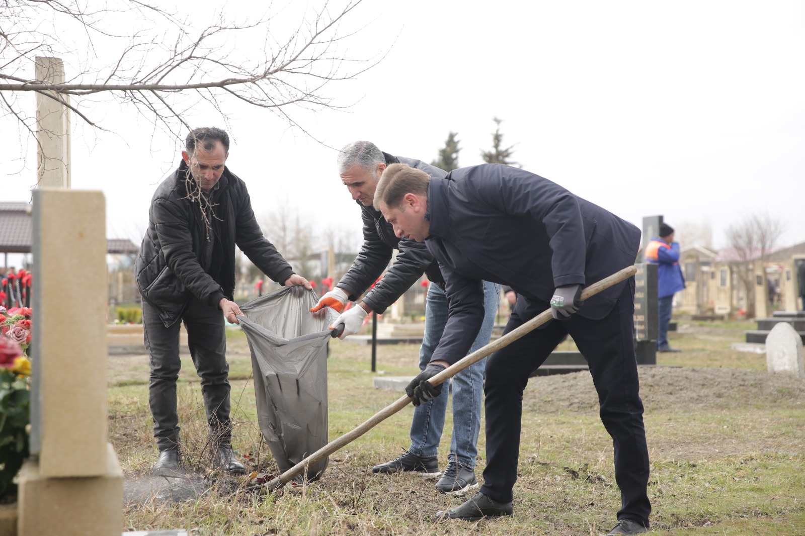 Xaçmazın şəhər, qəsəbə və kənd qəbiristanlıqlarında geniş iməcilik aksiyaları keçirilib (FOTO)