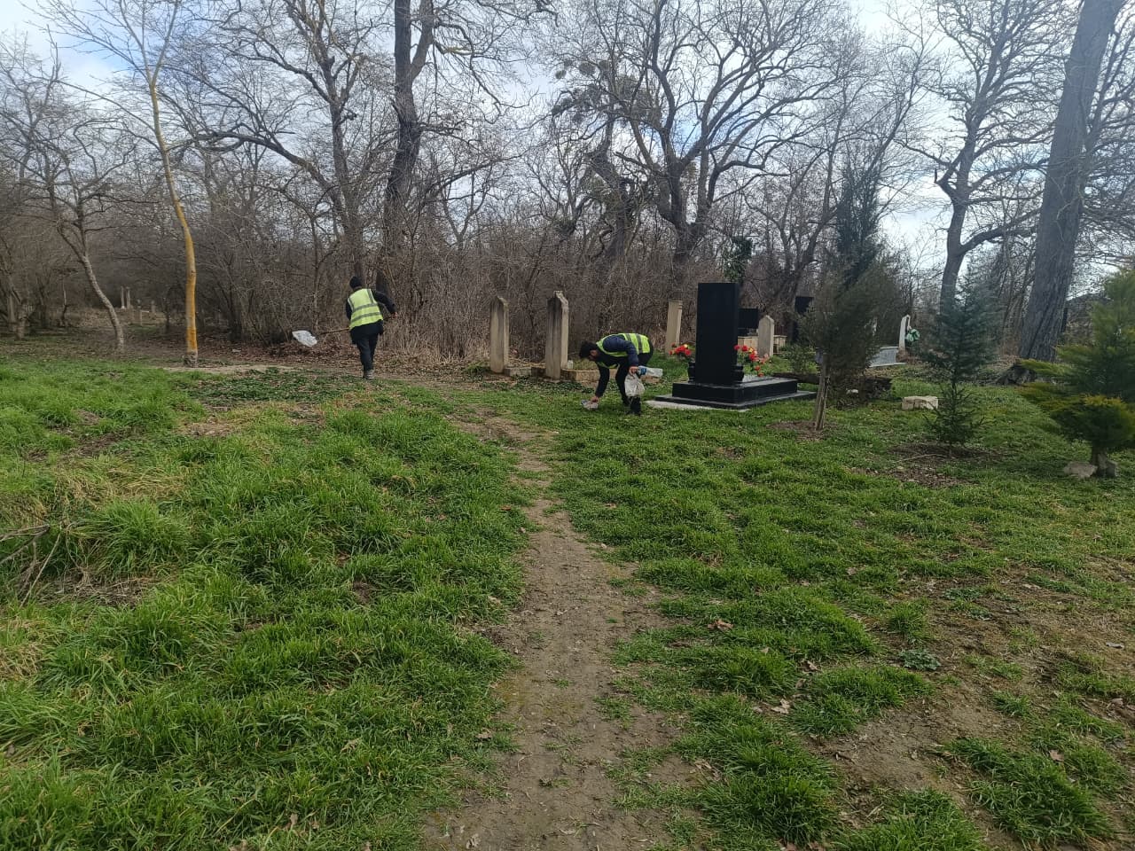 Xaçmazın şəhər, qəsəbə və kənd qəbiristanlıqlarında geniş iməcilik aksiyaları keçirilib (FOTO)