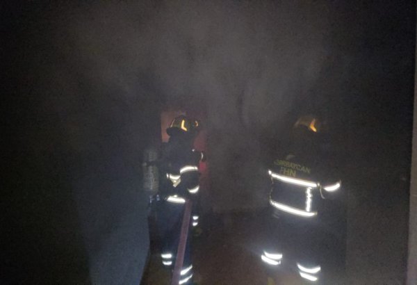 Bakıda çoxmərtəbəli binada yanğın olub (FOTO)