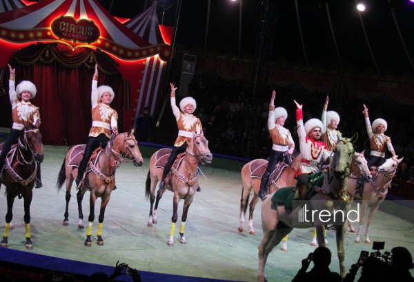 Bakıda ilk dəfə olaraq Türkmənistanın əfsanəvi "Qalkınış" atçılıq şousu keçirilib (FOTO)