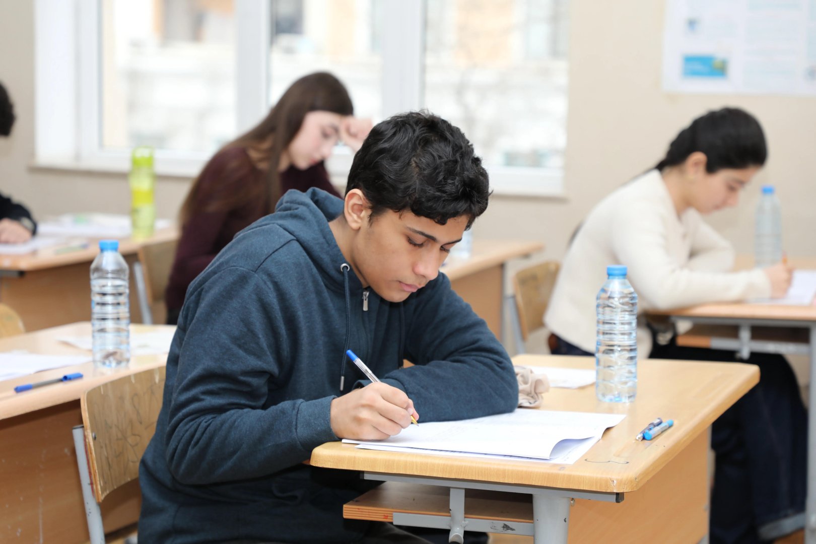 Tam orta təhsil səviyyəsi üzrə buraxılış imtahanı keçirilib (FOTO)