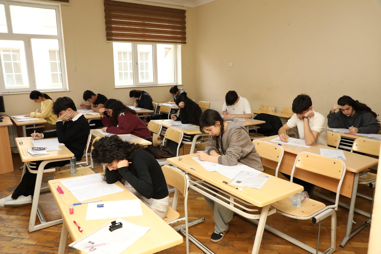 Tam orta təhsil səviyyəsi üzrə buraxılış imtahanı keçirilib (FOTO)
