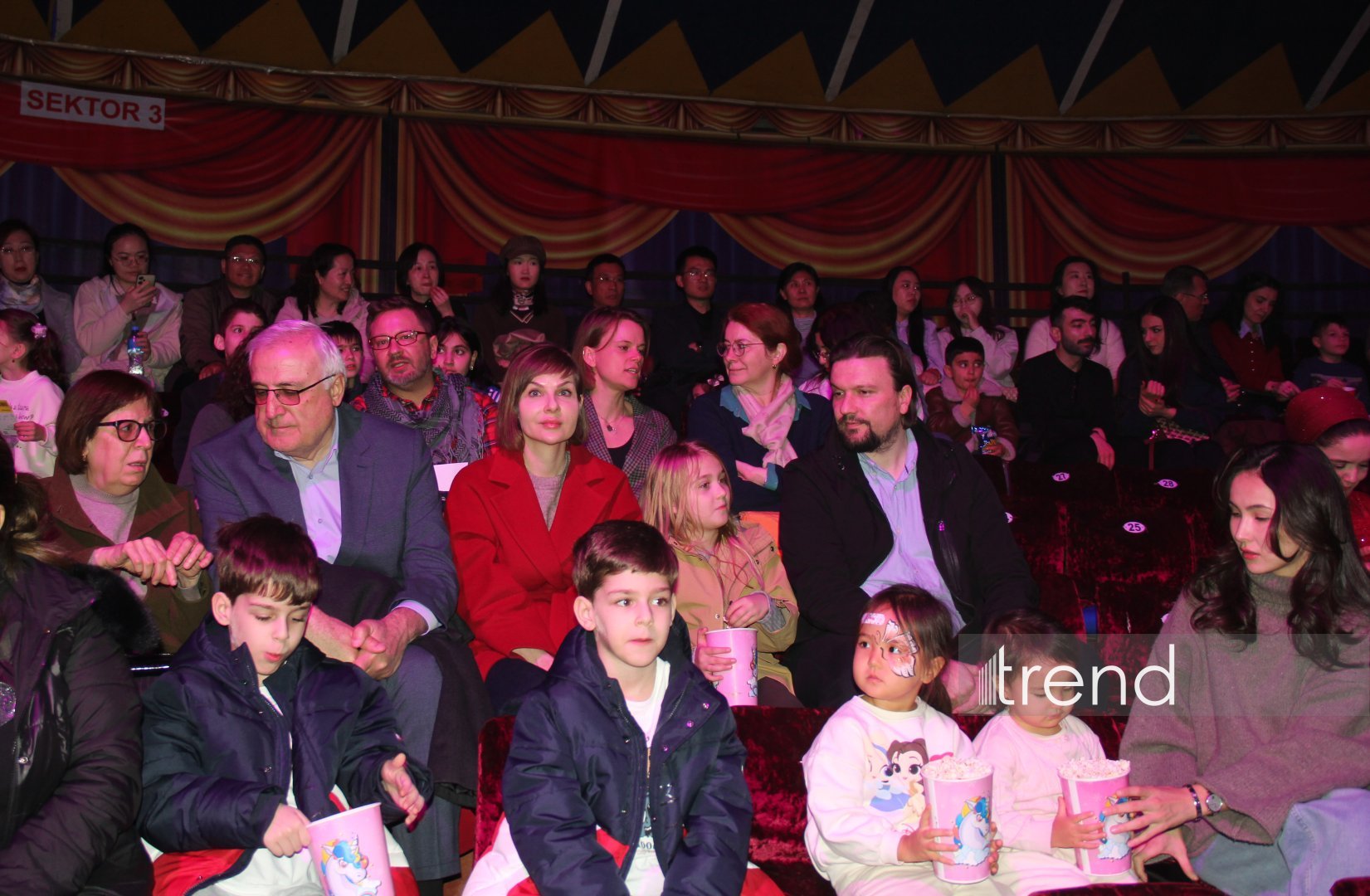 Bakıda ilk dəfə olaraq Türkmənistanın əfsanəvi "Qalkınış" atçılıq şousu keçirilib (FOTO)