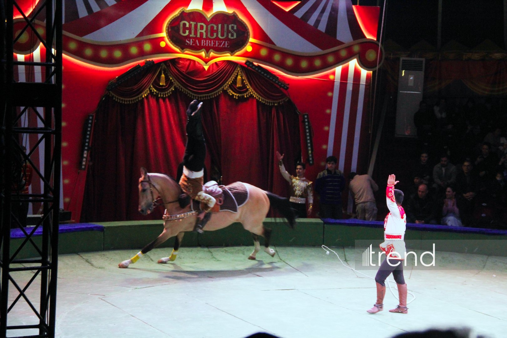 Bakıda ilk dəfə olaraq Türkmənistanın əfsanəvi "Qalkınış" atçılıq şousu keçirilib (FOTO)