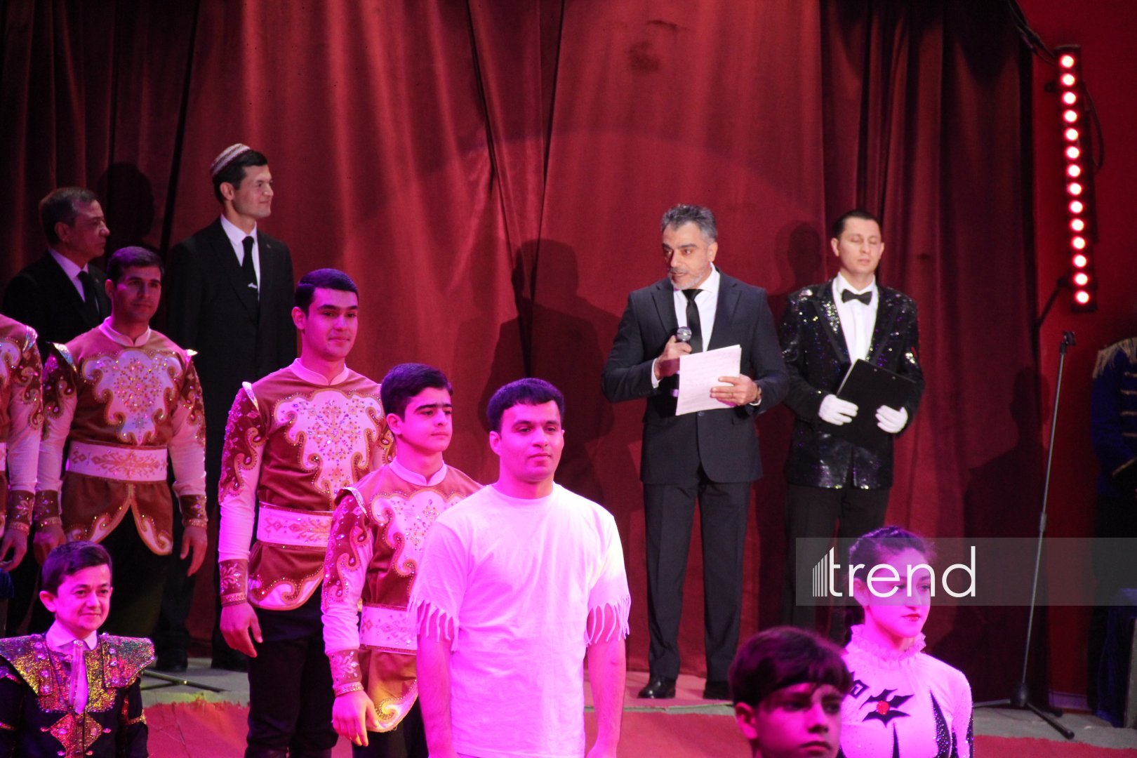 Bakıda ilk dəfə olaraq Türkmənistanın əfsanəvi "Qalkınış" atçılıq şousu keçirilib (FOTO)