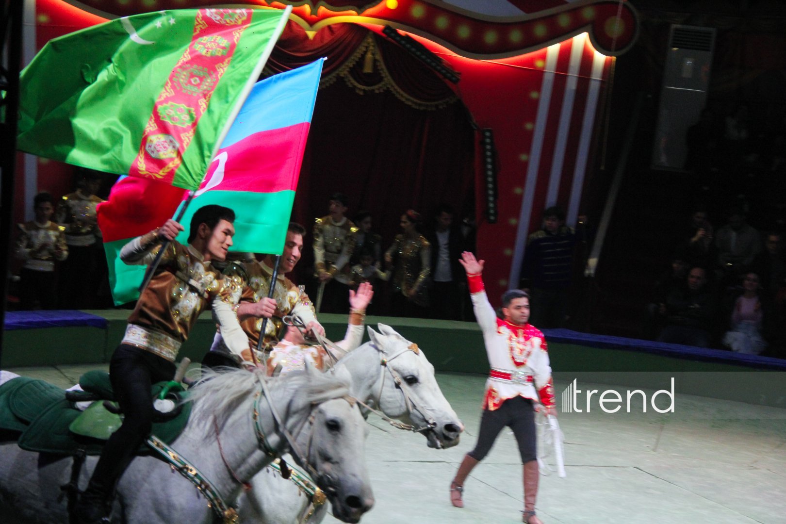 Bakıda ilk dəfə olaraq Türkmənistanın əfsanəvi "Qalkınış" atçılıq şousu keçirilib (FOTO)
