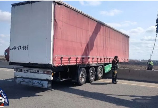 Astaraya gedən yük maşını təkər partlaması səbəbindən qəzaya uğrayıb (VİDEO)