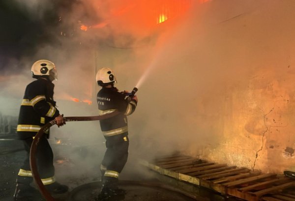 Bakıda mebel sexində yanğının söndürülməsi istiqamətində tədbirlər davam etdirilir (YENİLƏNİB) (FOTO/VİDEO)