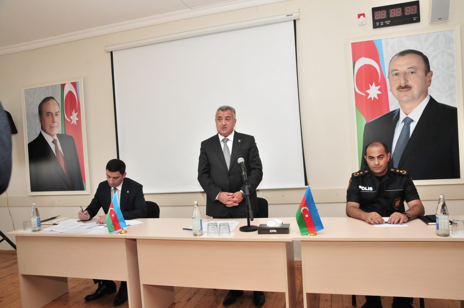 Bayramlar ərafəsində Abşeron rayonunun kənd və qəsəbələrində növbəti vətəndaş qəbulları və görüşlər keçirilib (FOTO)