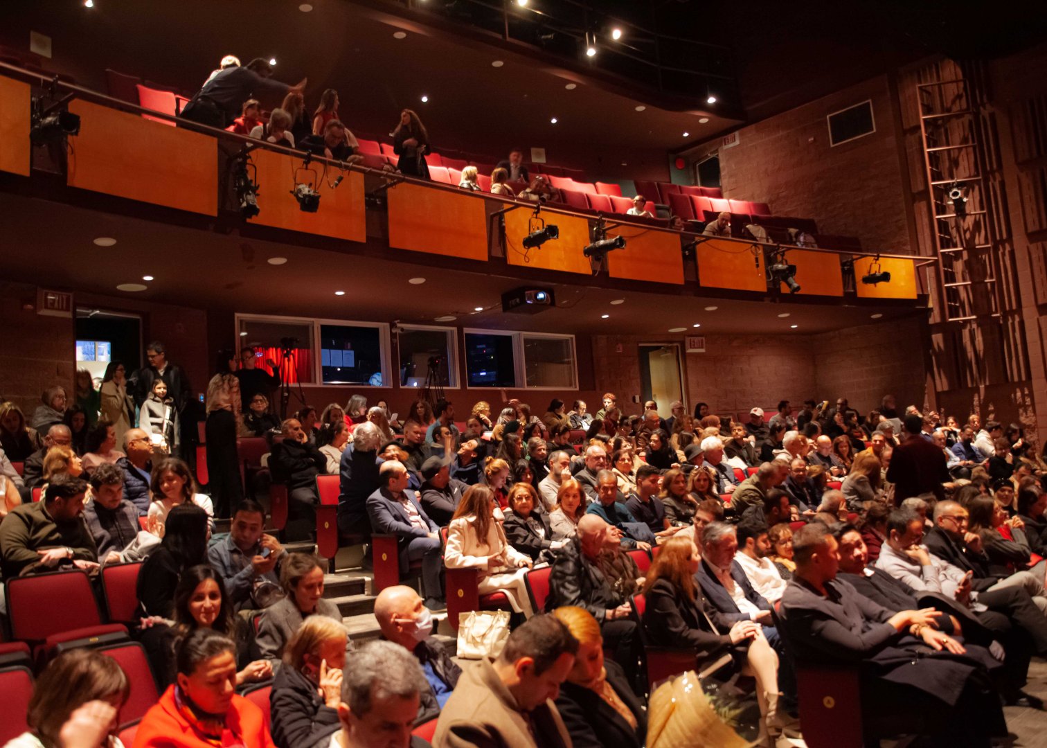 "Arşın mal alan" Vankuver səhnəsində (FOTO)