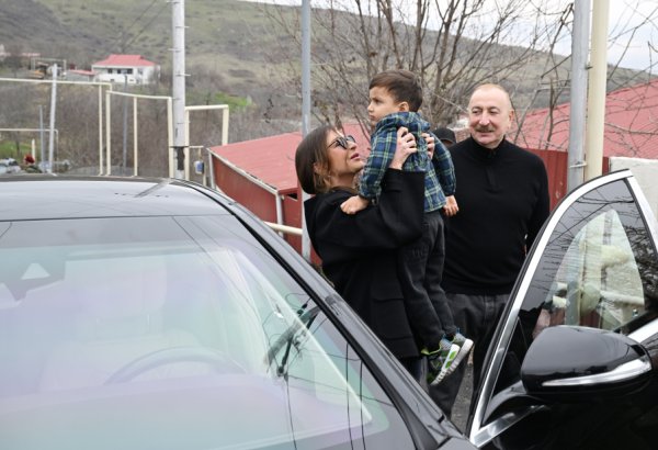 Prezidentin maşınını istədi - İlham Əliyevlə Birinci xanım Mehriban Əliyevanın Xocavəndə səfərindən maraqlı anlar (VİDEO)