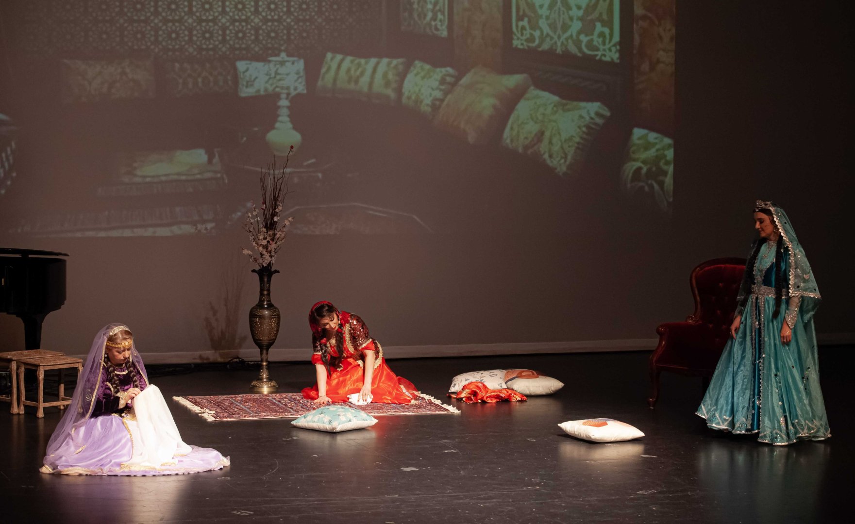 "Arşın mal alan" Vankuver səhnəsində (FOTO)