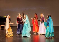 "Arşın mal alan" Vankuver səhnəsində (FOTO)