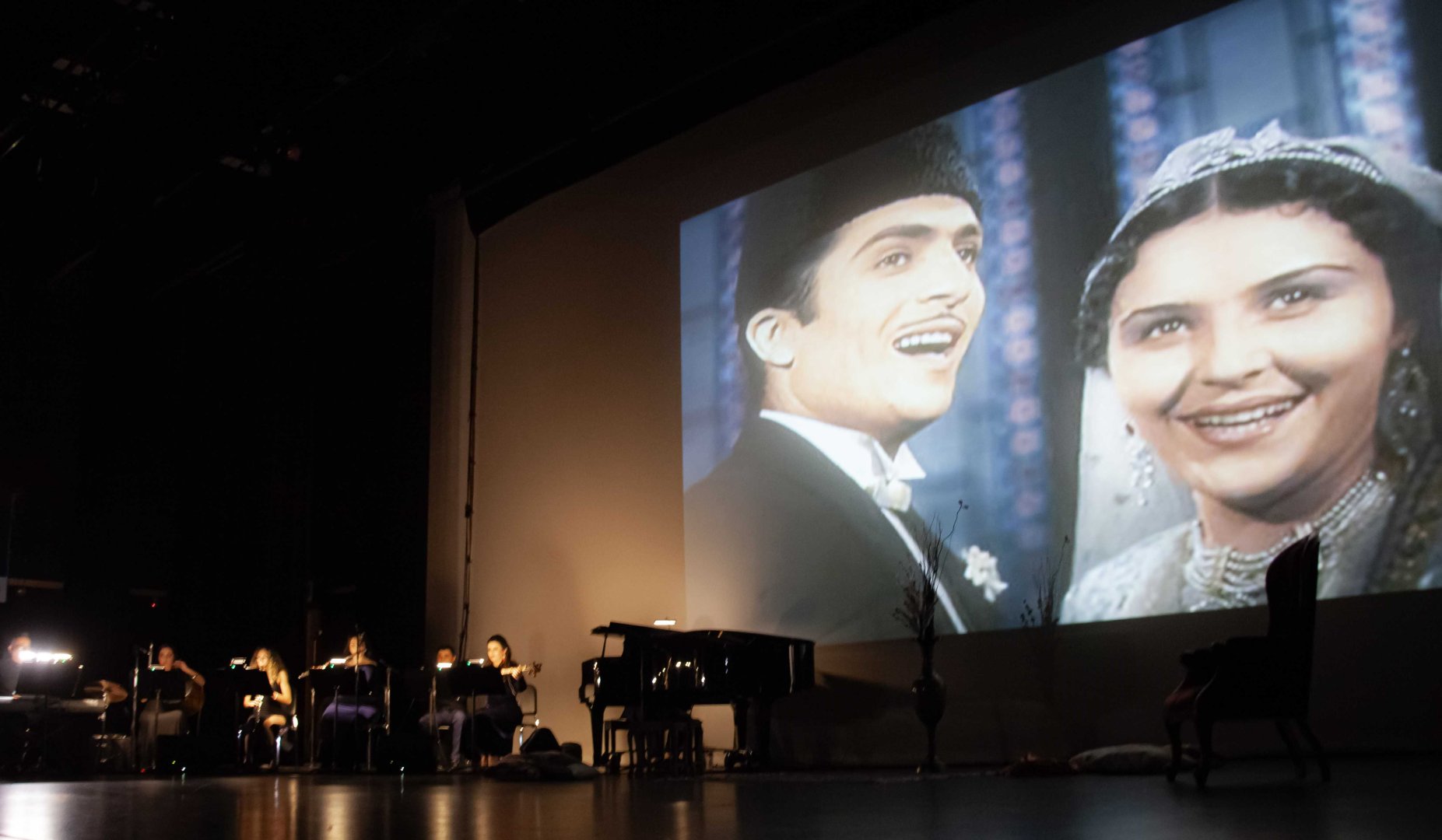 "Arşın mal alan" Vankuver səhnəsində (FOTO)