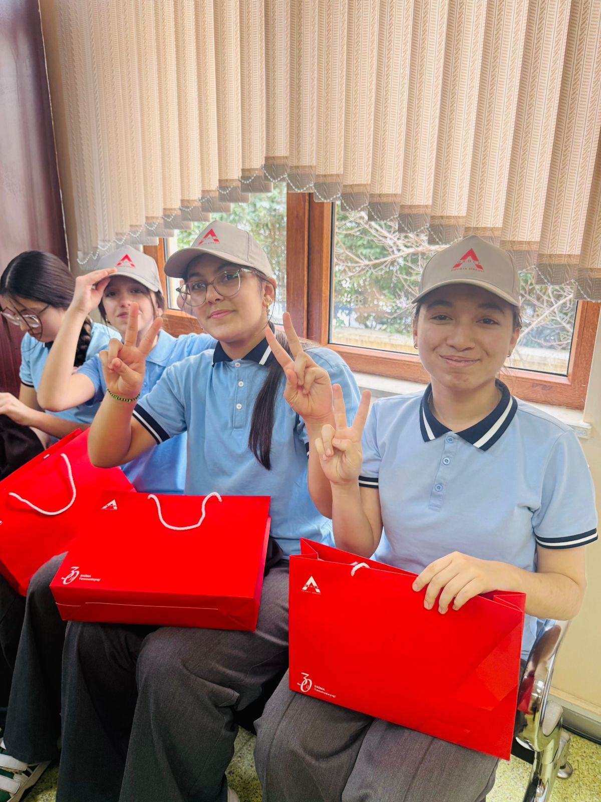 "A-Qroup Sığorta Şirkəti" “Qlobal Pul Həftəsi" çərçivəsində məktəbliləri maarifləndirib (FOTO)