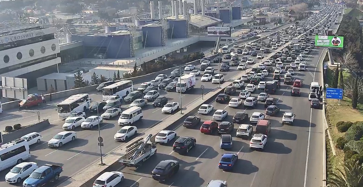 Novruz tıxacı: Bakı küçələri iflic olub (FOTO)