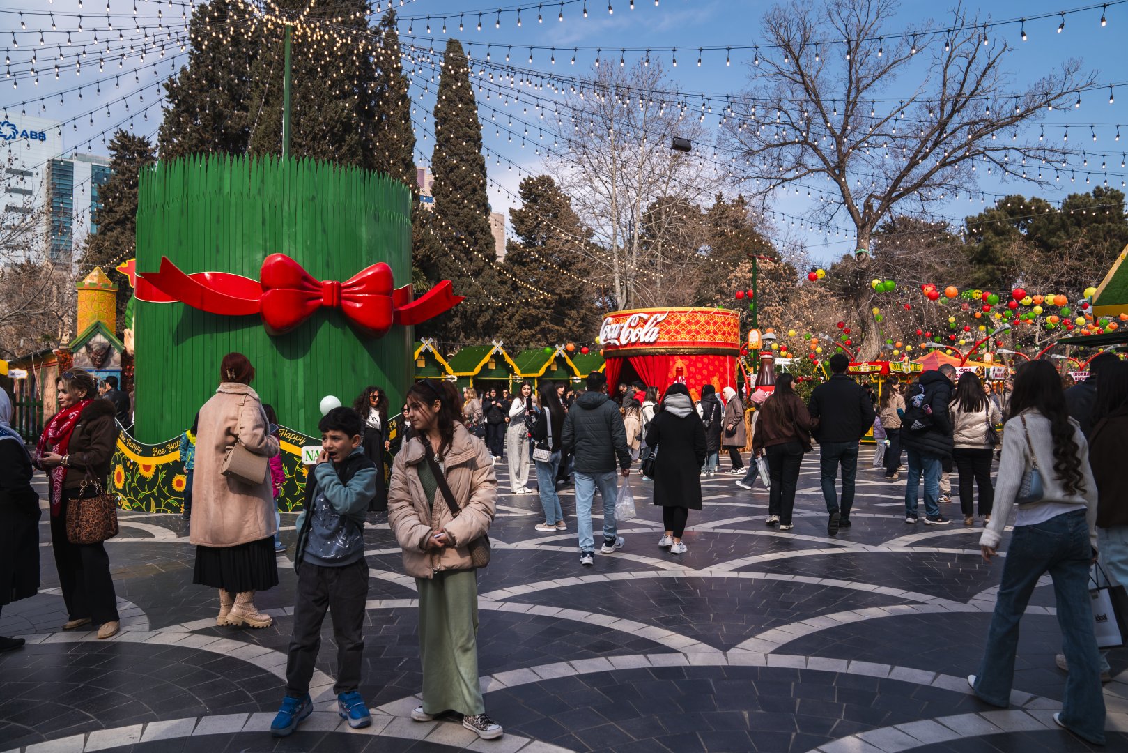“Nargis” Fondunun təşkilatçılığı ilə “Torpaq Əlimdə, Bahar Ürəyimdə” xeyriyyə yarmarkası keçirilir (FOTO)