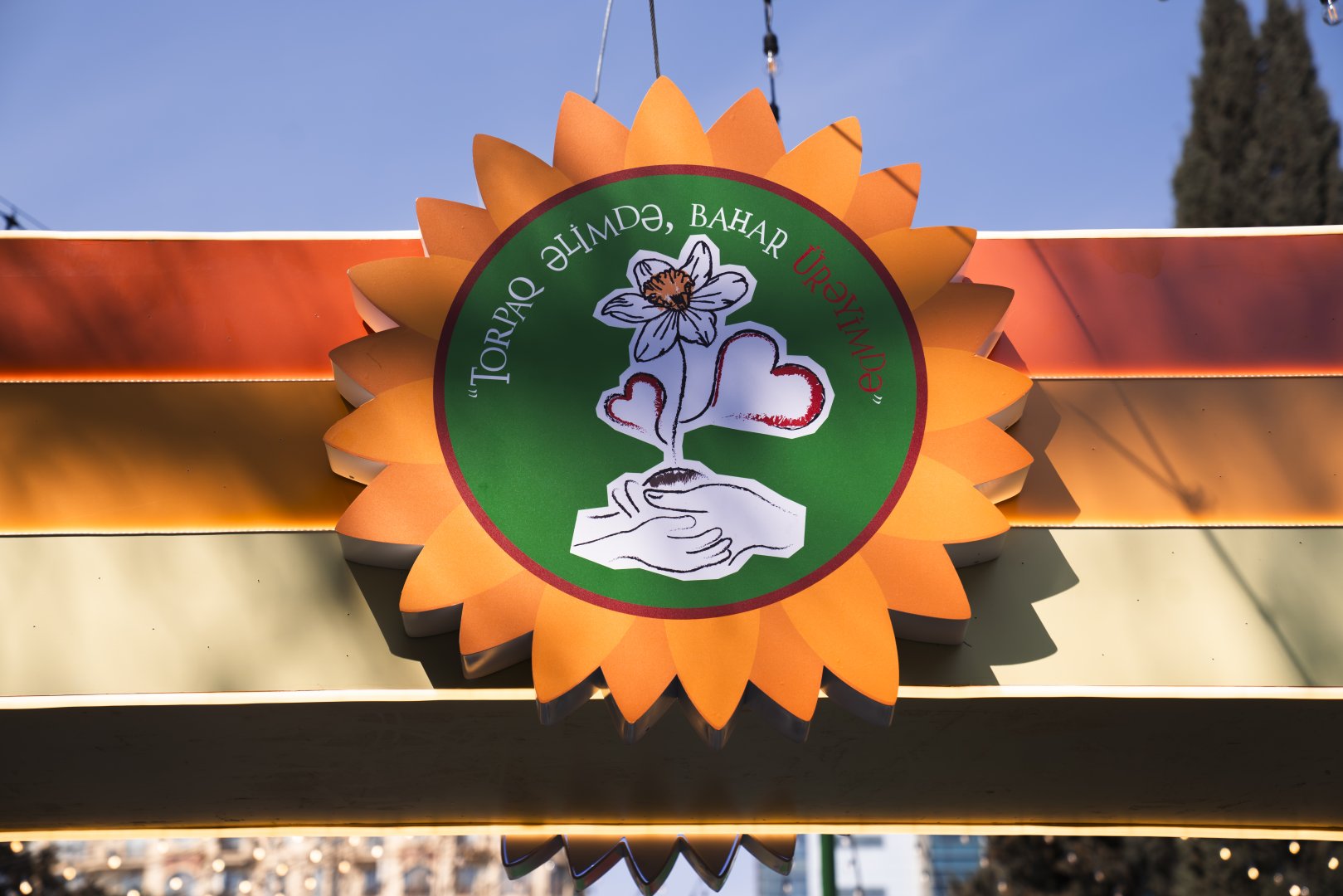 “Nargis” Fondunun təşkilatçılığı ilə “Torpaq Əlimdə, Bahar Ürəyimdə” xeyriyyə yarmarkası keçirilir (FOTO)