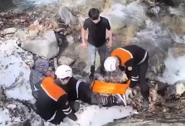 Qəbələdə dağlıq ərazidə yıxılaraq xəsarət alan 50 yaşlı kişi təxliyə olunub (VİDEO)