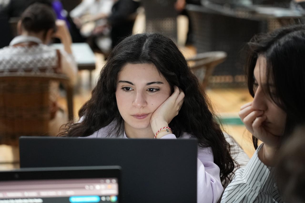 “Urban Hackathon 2026”da gənclər dayanıqlı şəhər mobilliyi üçün həllər təqdim edib (FOTO)